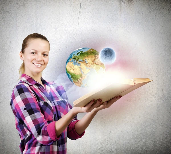 Giovane donna con libro — Foto Stock