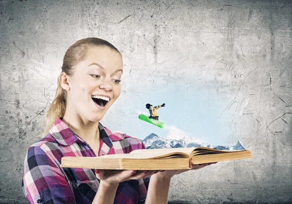 Giovane donna guardando libro aperto — Foto Stock