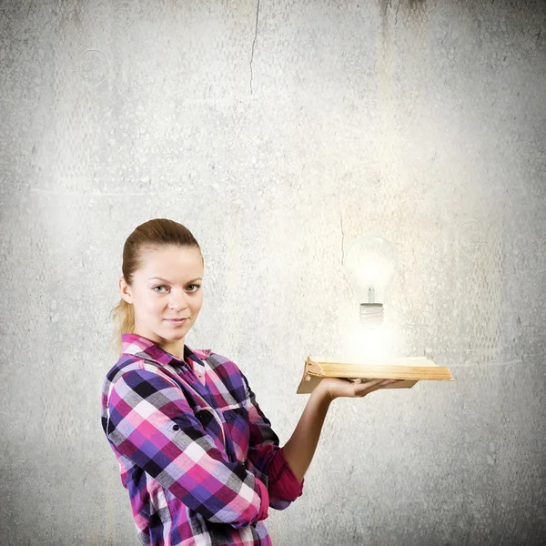 Kvinna anläggning öppnat boken — Stockfoto