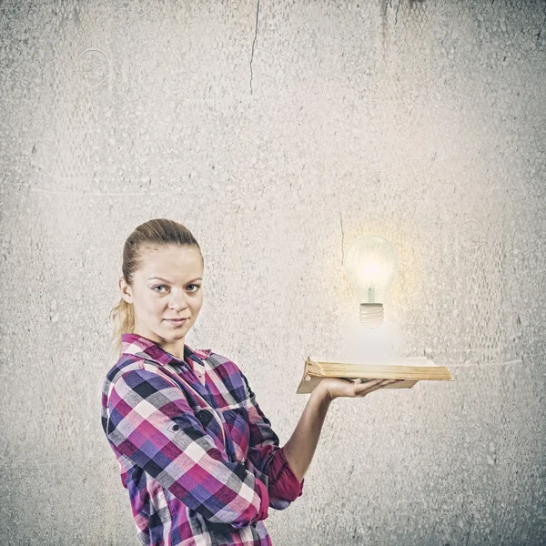 Kvinna anläggning öppnat boken — Stockfoto