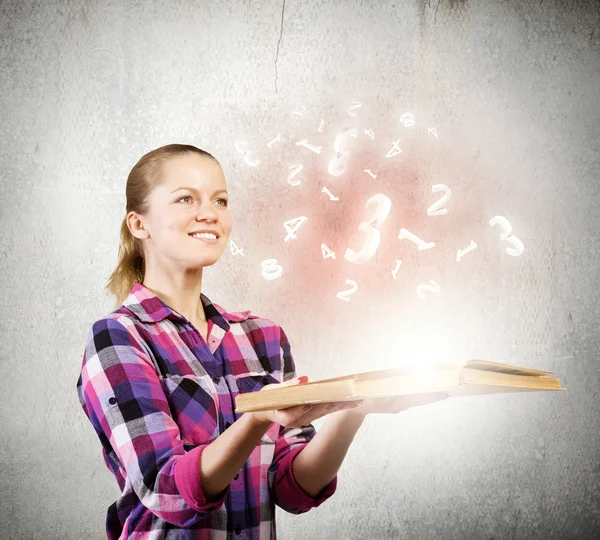 Frau mit aufgeschlagenem Buch — Stockfoto