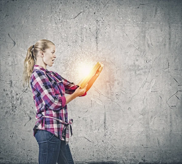 Frau mit aufgeschlagenem Buch — Stockfoto