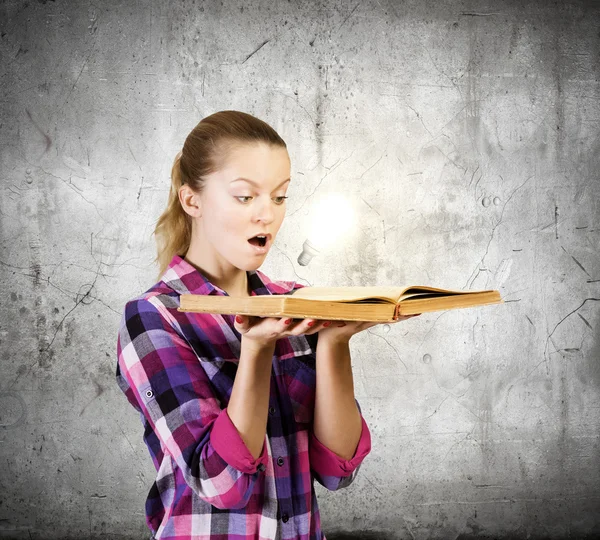 Mulher segurando livro aberto — Fotografia de Stock