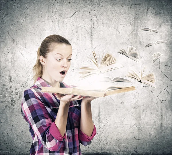 Frau mit aufgeschlagenem Buch — Stockfoto