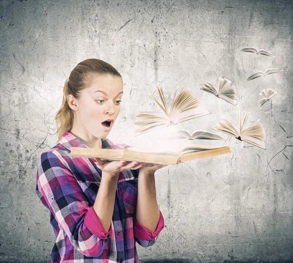 Mujer sosteniendo libro abierto — Foto de Stock