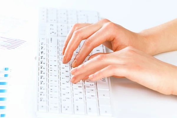 Ręce, wpisując na klawiaturze — Zdjęcie stockowe