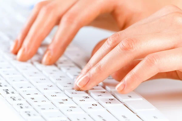 Mãos digitando no teclado — Fotografia de Stock