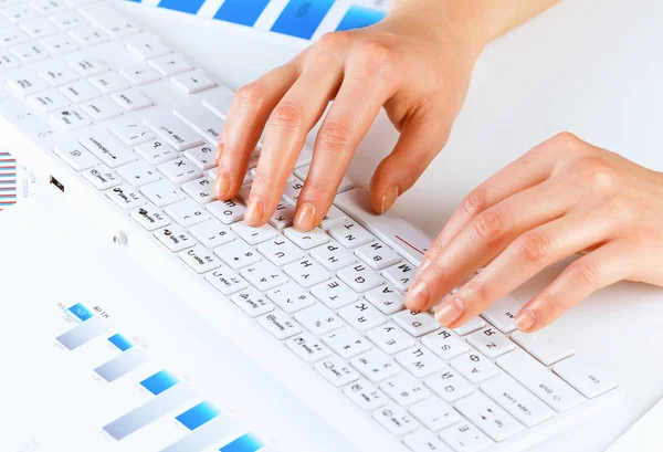 Hände tippen auf der Tastatur — Stockfoto