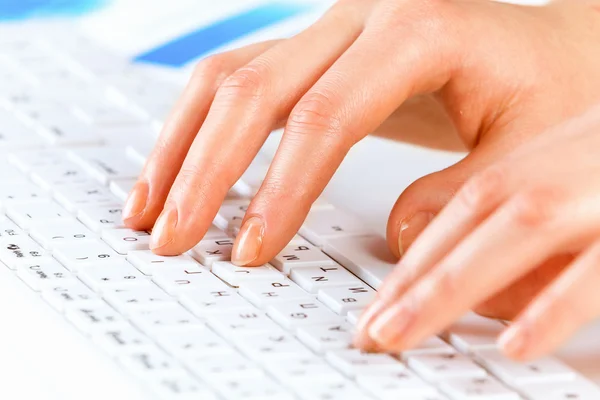 Ruce, psaní na klávesnici — Stock fotografie