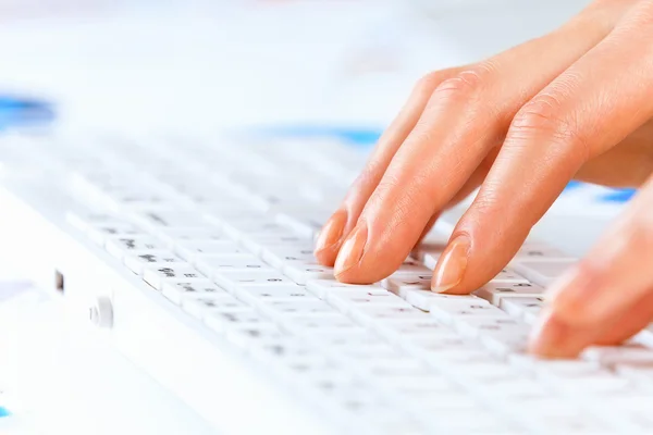 Mãos digitando no teclado — Fotografia de Stock