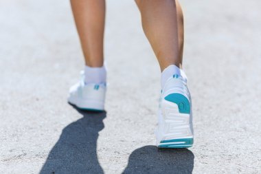 yolda çalışan kadın ayakları