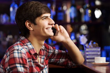 Telefonda konuşan adam bar