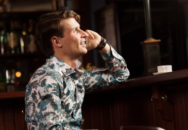 Telefonda konuşan adam bar