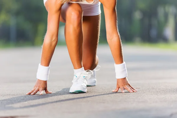Sport woman in start pose — Stock Photo, Image