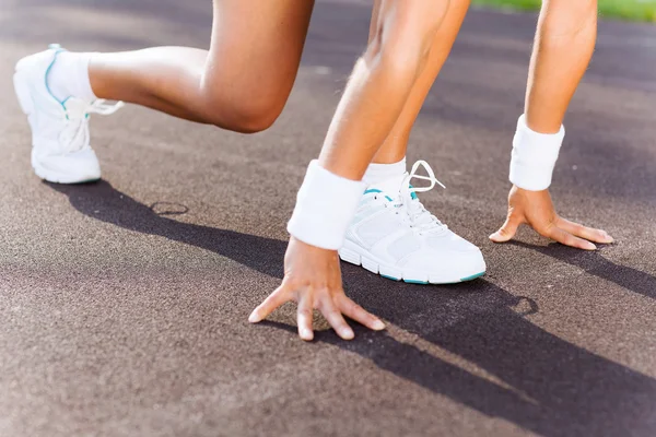 Deporte mujer en pose de inicio — Foto de Stock