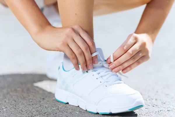 Deporte mujer atando cordones — Foto de Stock