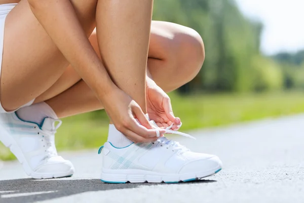 Deporte mujer atando cordones — Foto de Stock