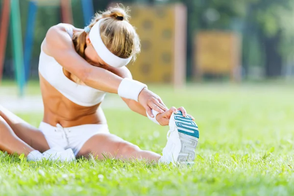Sport woman stretching in park — Stock Photo, Image