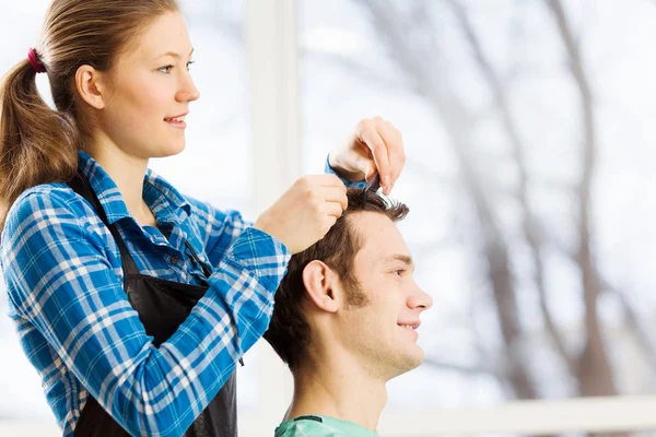 Ung man och kvinna frisör — Stockfoto