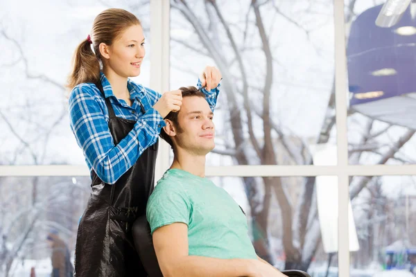 Joven peluquero hombre y mujer — Foto de Stock