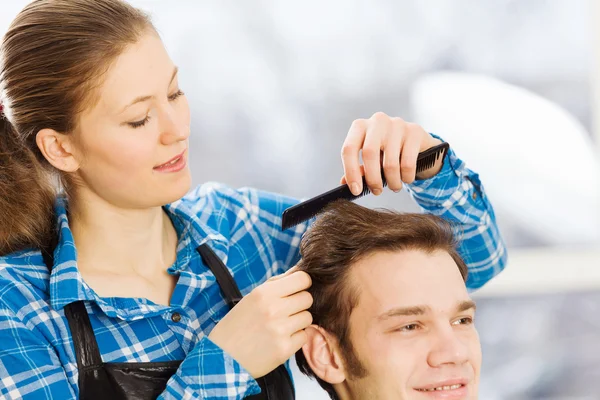 Jeune homme et femme coiffeur — Photo