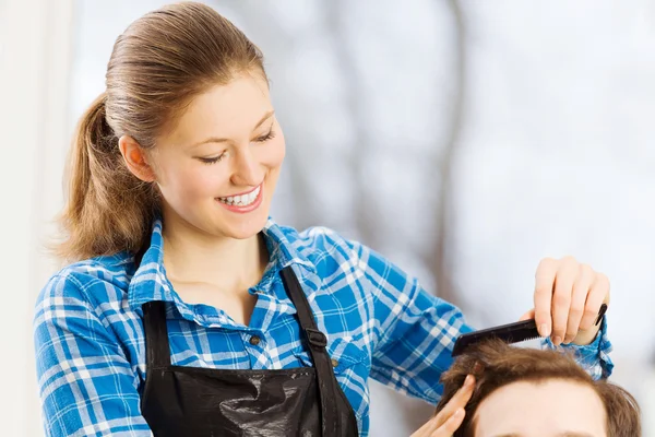 Joven peluquero hombre y mujer — Foto de Stock