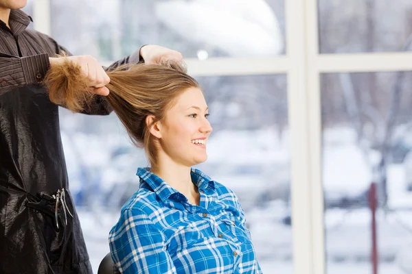 Jonge vrouw en mannelijke kapper — Stockfoto