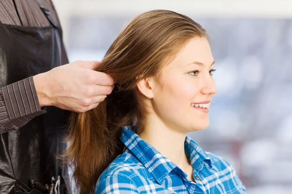 Mujer joven y peluquero masculino — Foto de Stock