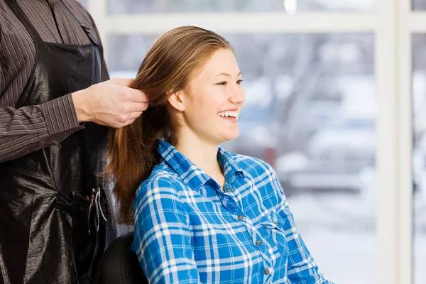 Ung kvinna och manlig frisör — Stockfoto
