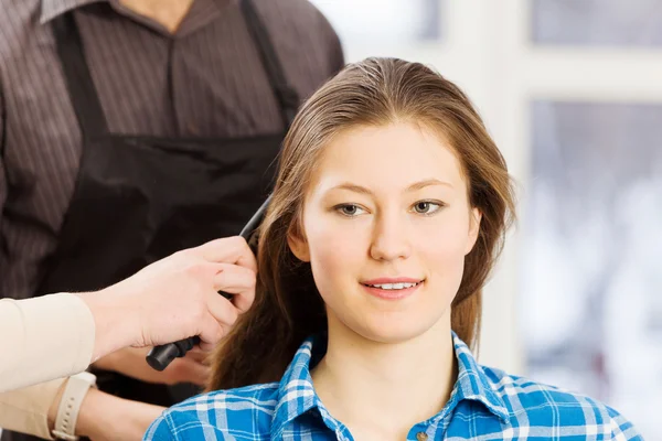 Jeune femme et coiffeur masculin — Photo