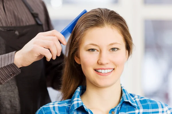 Mujer joven y peluquero masculino —  Fotos de Stock