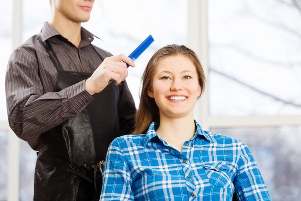Молодая женщина и мужчина парикмахер — стоковое фото