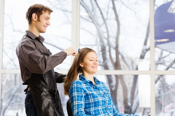 Wanita muda dan penata rambut pria — Stok Foto