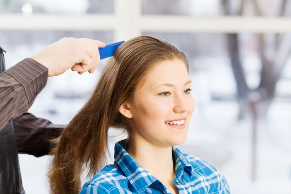 Young woman and male hairdresser — Stock Photo, Image