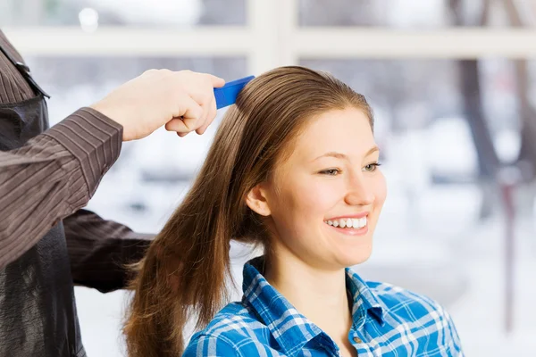 Mujer joven y peluquero masculino — Foto de Stock