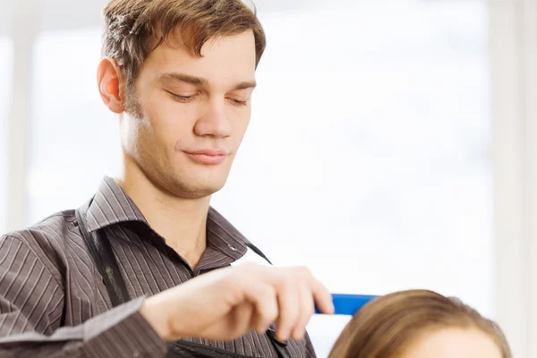 Молодая женщина и мужчина парикмахер — стоковое фото