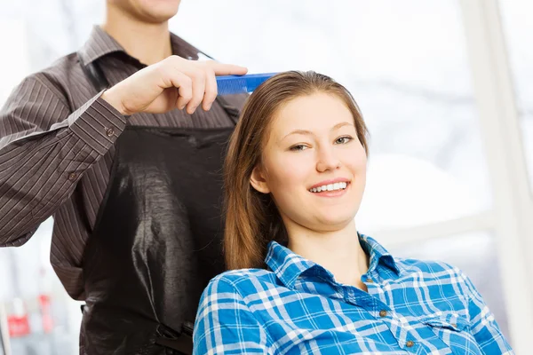 Young woman and male hairdresser — Stock Photo, Image