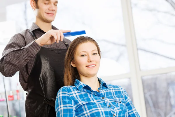 Young woman and male hairdresser — Stock Photo, Image