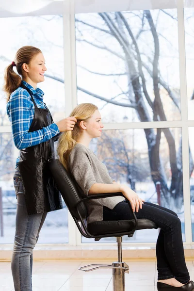 Young woman and hairdresser — Stock Photo, Image