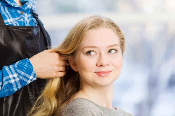 Giovane donna e parrucchiere — Foto Stock