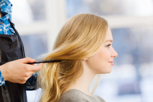 Young woman and hairdresser — Stock Photo, Image