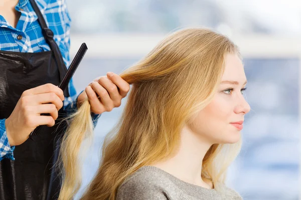 Jeune femme et coiffeur — Photo