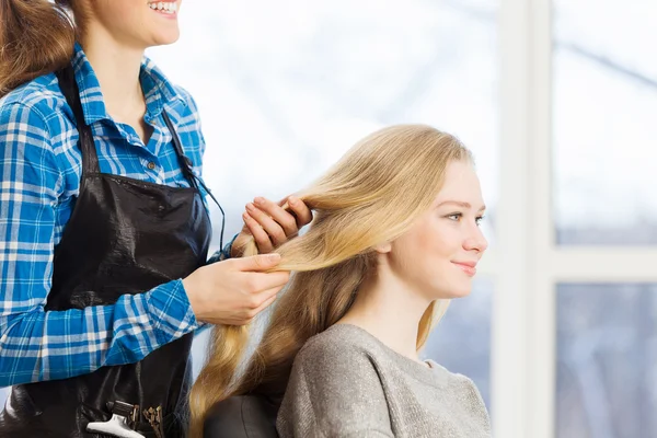 Jeune femme et coiffeur — Photo