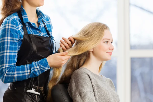 Jeune femme et coiffeur — Photo