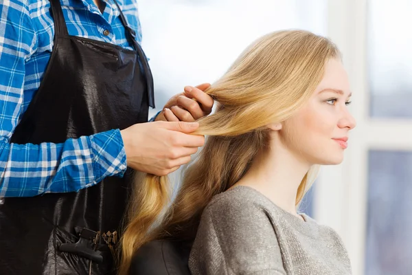 Jeune femme et coiffeur — Photo