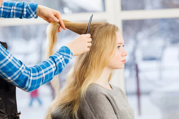 Jeune femme et coiffeur — Photo