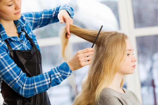 Jeune femme et coiffeur — Photo