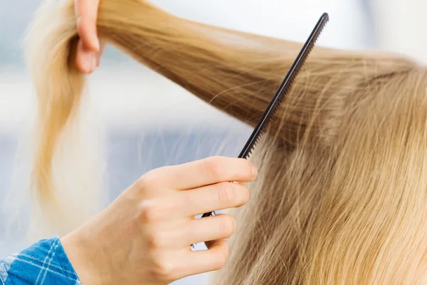 Young woman and hairdresser — Stock Photo, Image