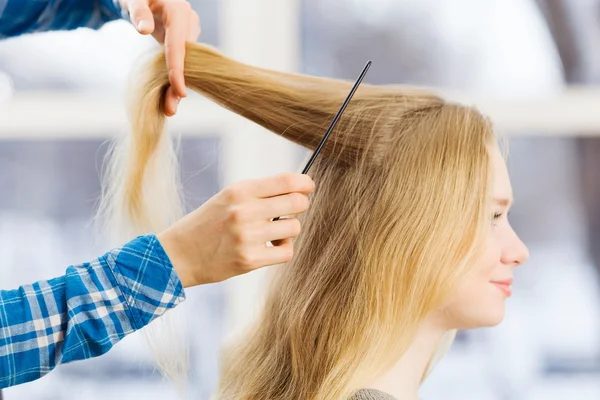 Jeune femme et coiffeur — Photo