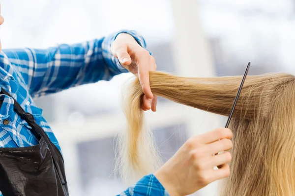 Jeune femme et coiffeur — Photo